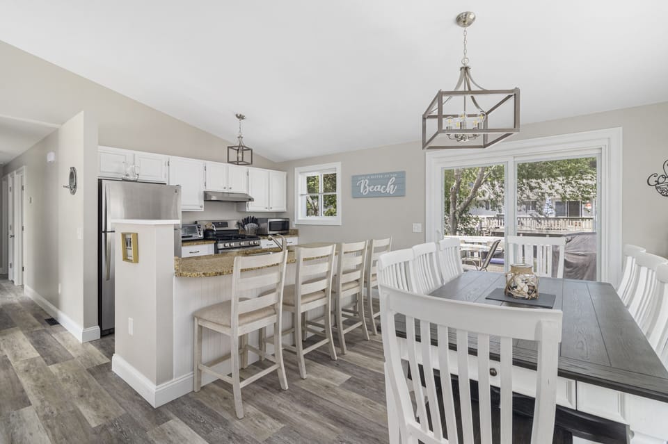 Open Concept, Kitchen and dining room on upper level.