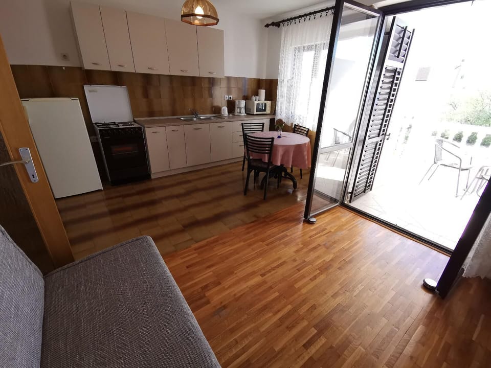 Kitchen area. Kitchen with dining area and sleeping couch for 1 person