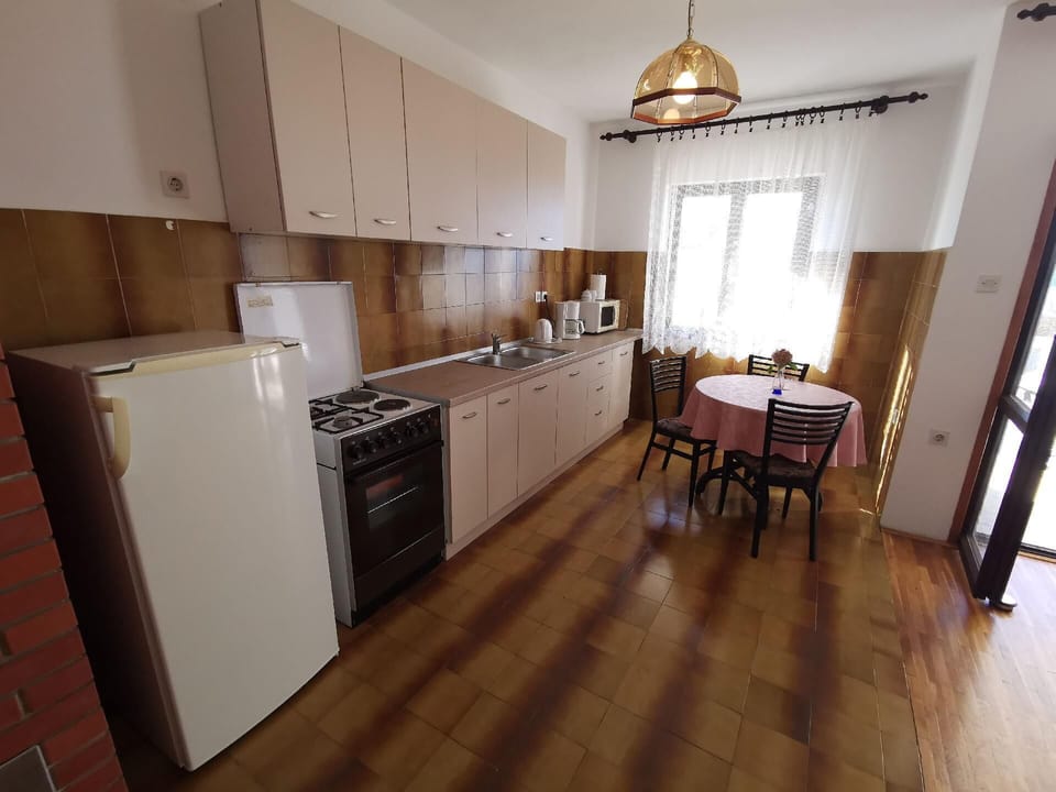 Kitchen area. Kitchen with dining area