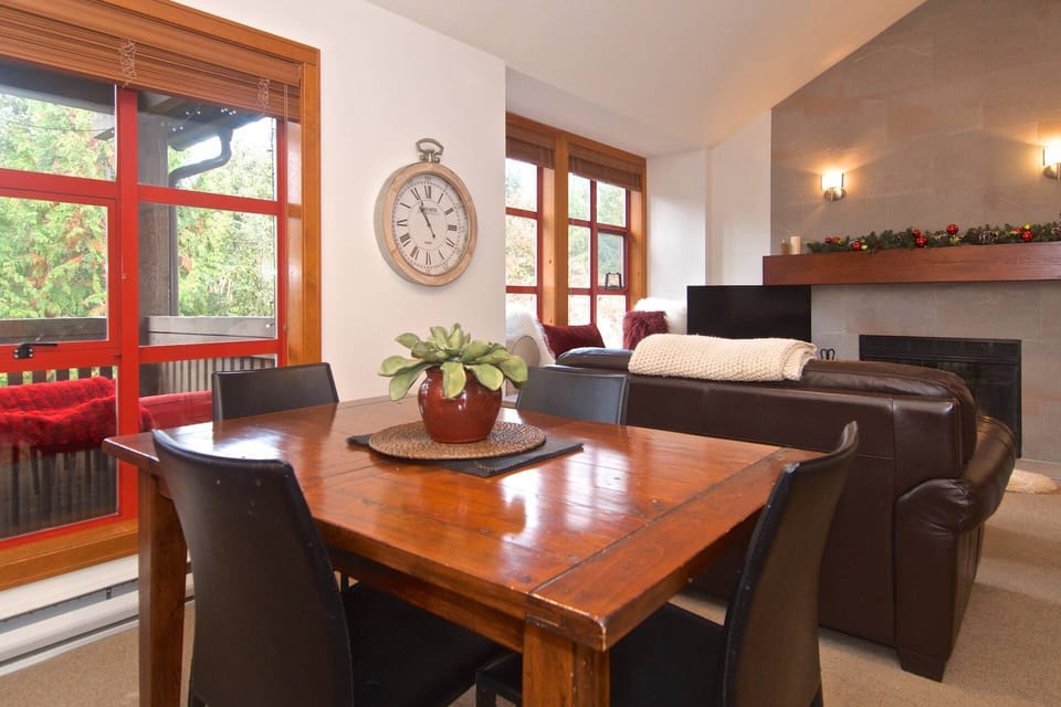 Dining for 4 plus bar stools at kitchen