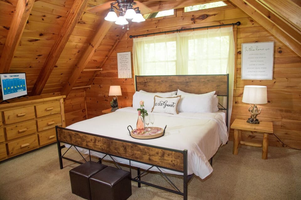 Loft bedroom (2) with queen size bed and high-quality bed linen