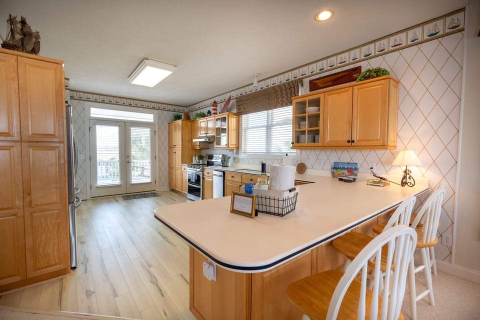 Kitchen w/bar seating for 3