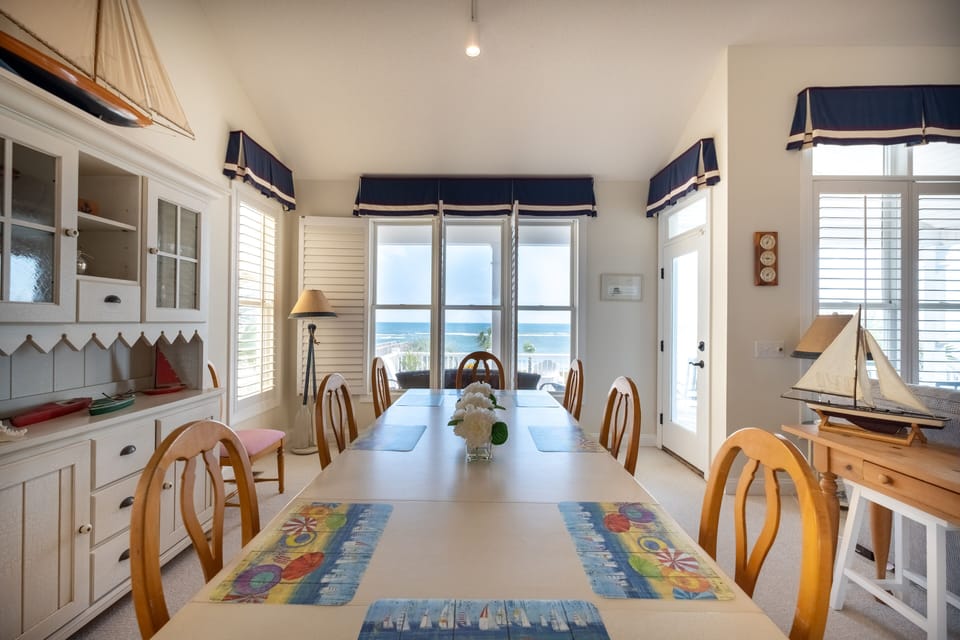 Beautiful views of the ocean at meal times