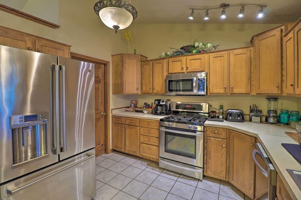 Kitchen | Fully Equipped w/ Cooking Basics