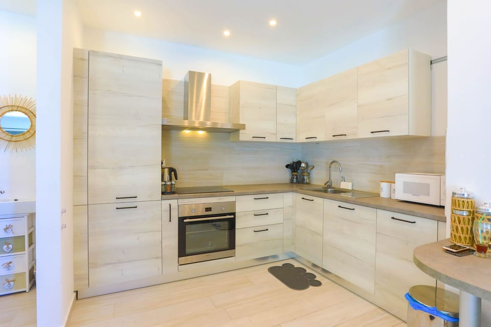 fully furnished kitchen