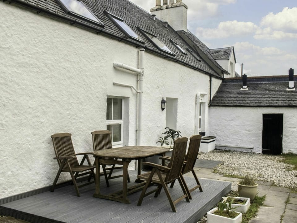 Property, House, Building, Cottage, Roof, Courtyard, Architecture, Room, Real Estate, Home