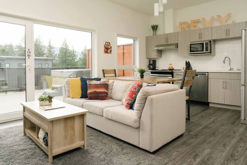 Bright and airy  living &amp; dining area 