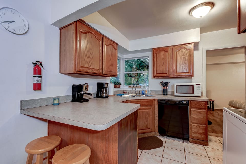Cozy Kitchen stocked with all you need-just bring your food. 