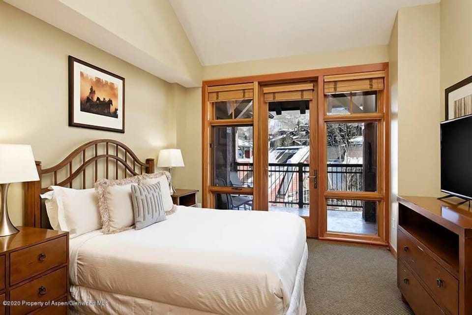 Master Bedroom with King Bed/Bath/TV