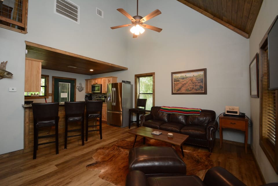 Rustic yet elegant-Living room with comfortable leather furniture.
