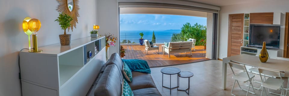 Anytime during the day, you’ll enjoy your studio fully open on the terrace and on the breath-taking view of the Mediterranean and the islands.