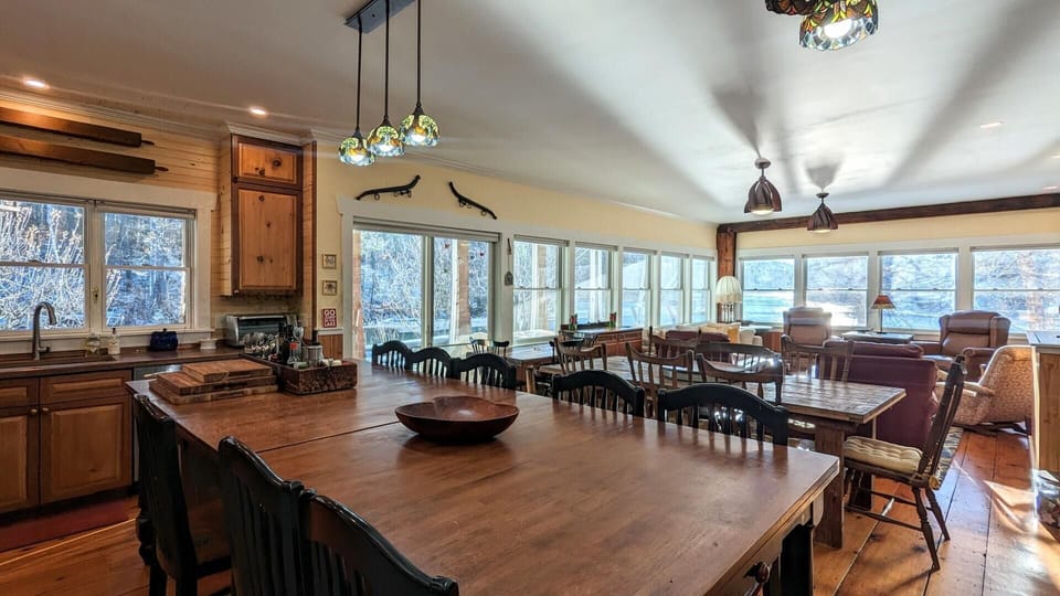 Plenty of Seating for your dining needs