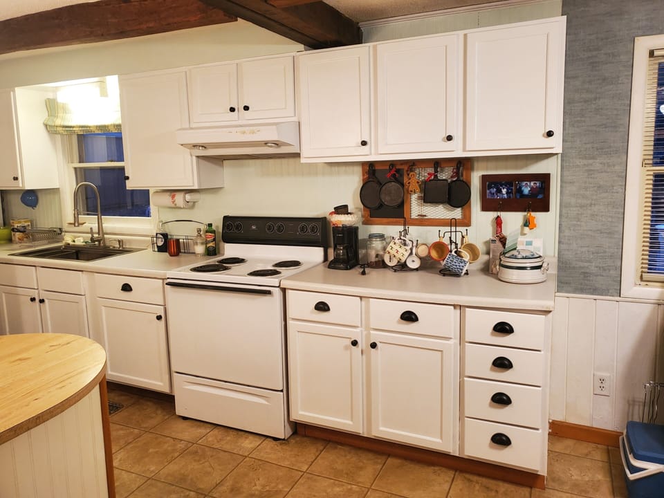 Kitchen and dining area (seating for 8+)