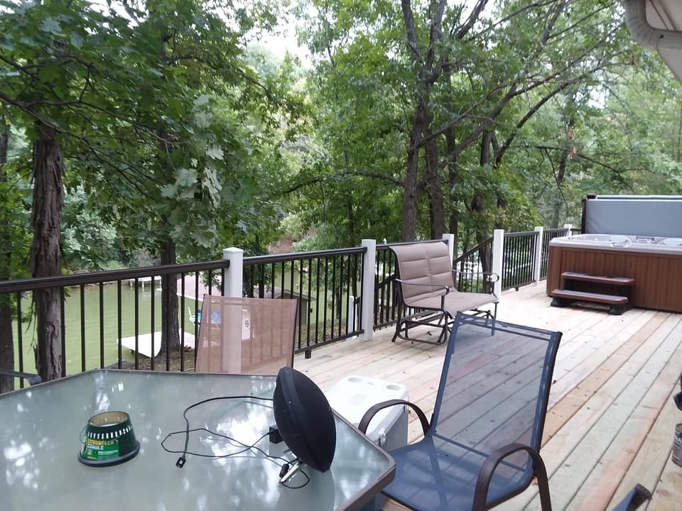 Deck, lake side and entrance