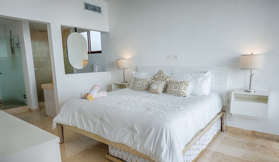 Master bedroom with king size bed and oceanviews
