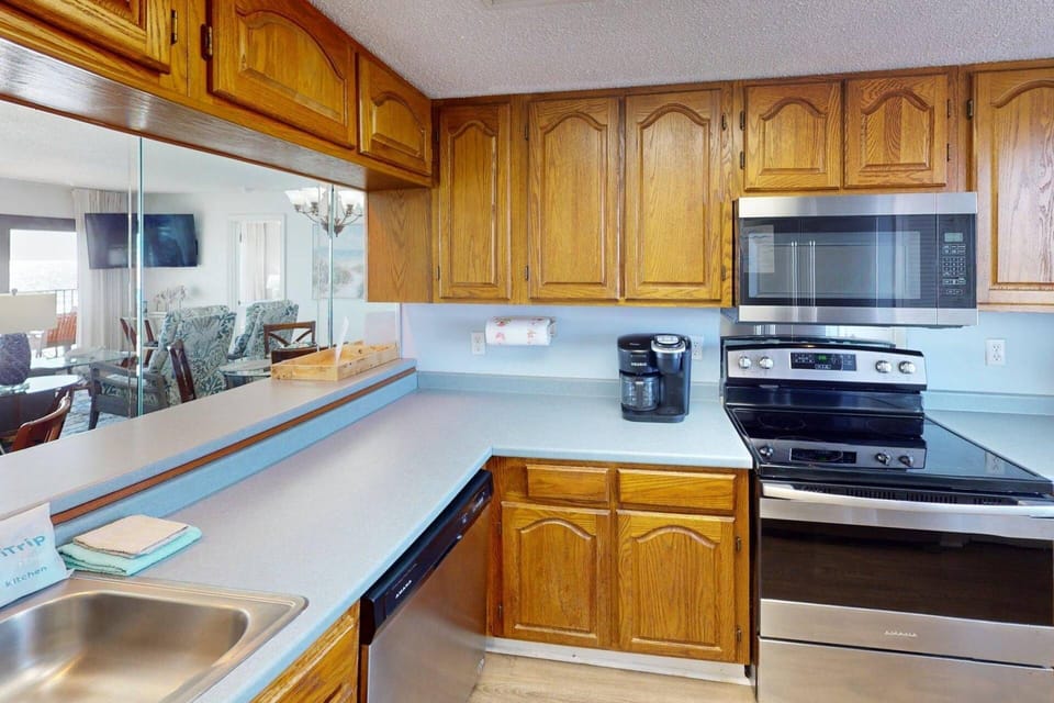 No need for washing dishes on vacation. Load the them in the dishwasher!