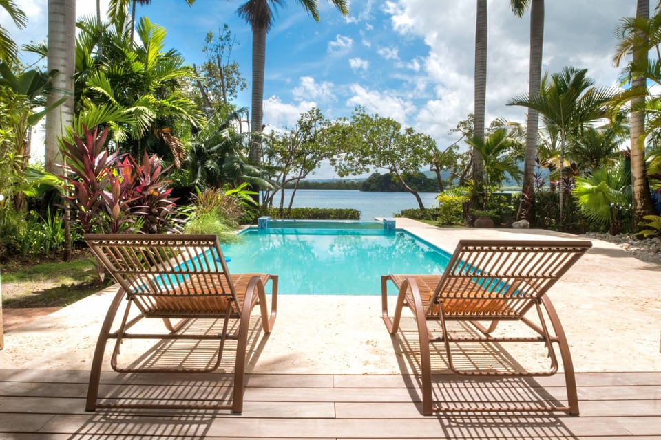 "SHIMMERING  WATERS" VISTA:
POOL & PRISTINE NATURE BEYOND.