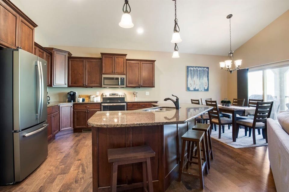 Granite counters, fully equipped kitchen