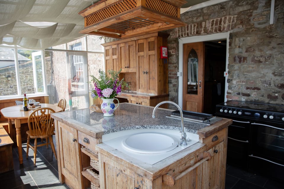 Woodlands Manor House - Conservatory with electric range cooker