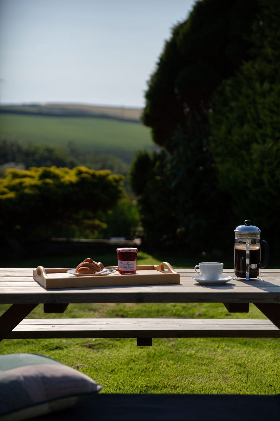 The Coach House - Lawn and picnic table perfect for an al-fresco breakfast