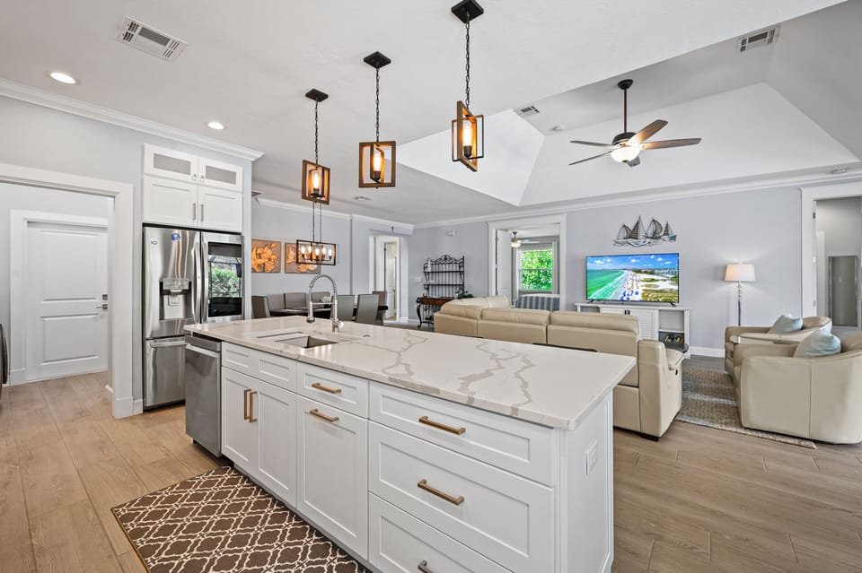 Kitchen/TV area