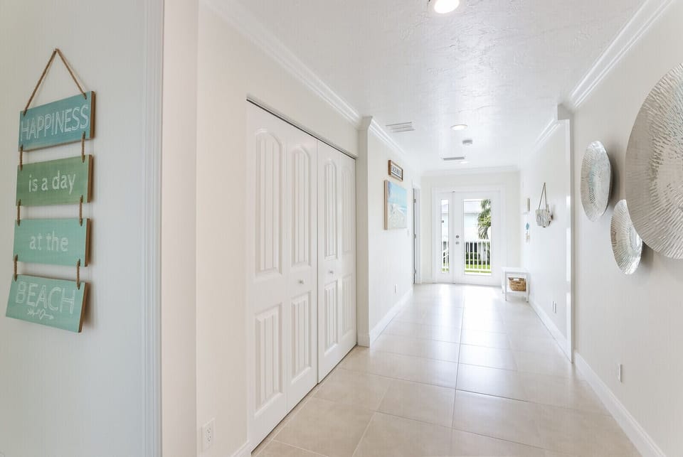 Aquarius Entryway (2)