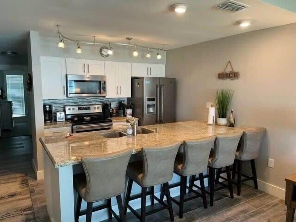 Kitchen/bar area