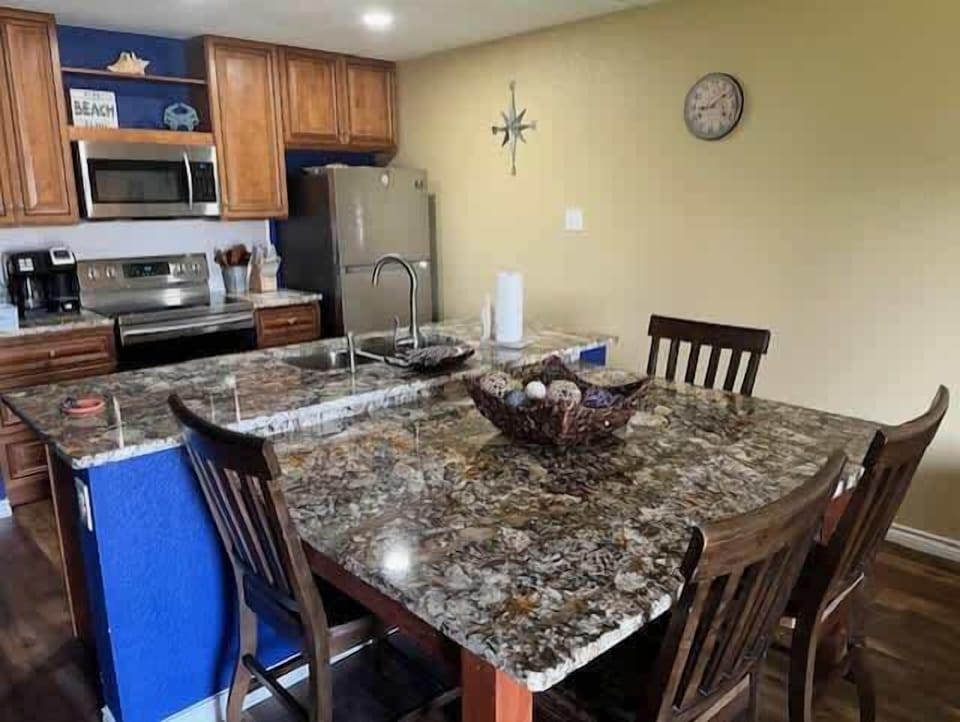 Kitchen/bar area