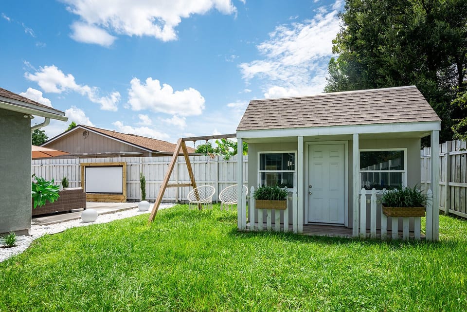 Outdoor movie and swing Area ( little house access is locked)
