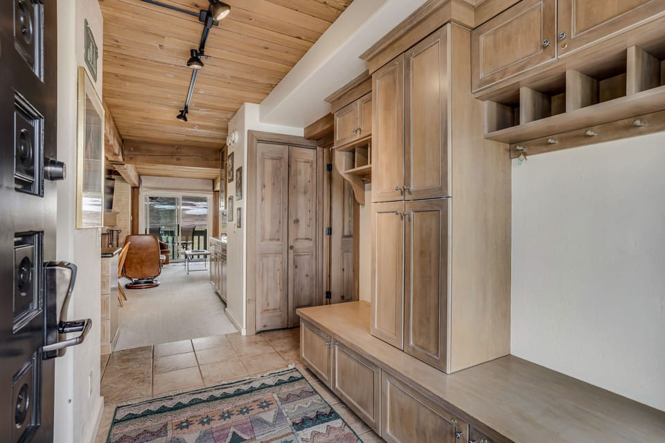 Entrance with storage
