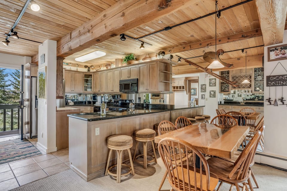 Dining table off of kitchen