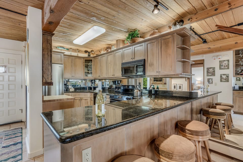 Full kitchen with bar seating