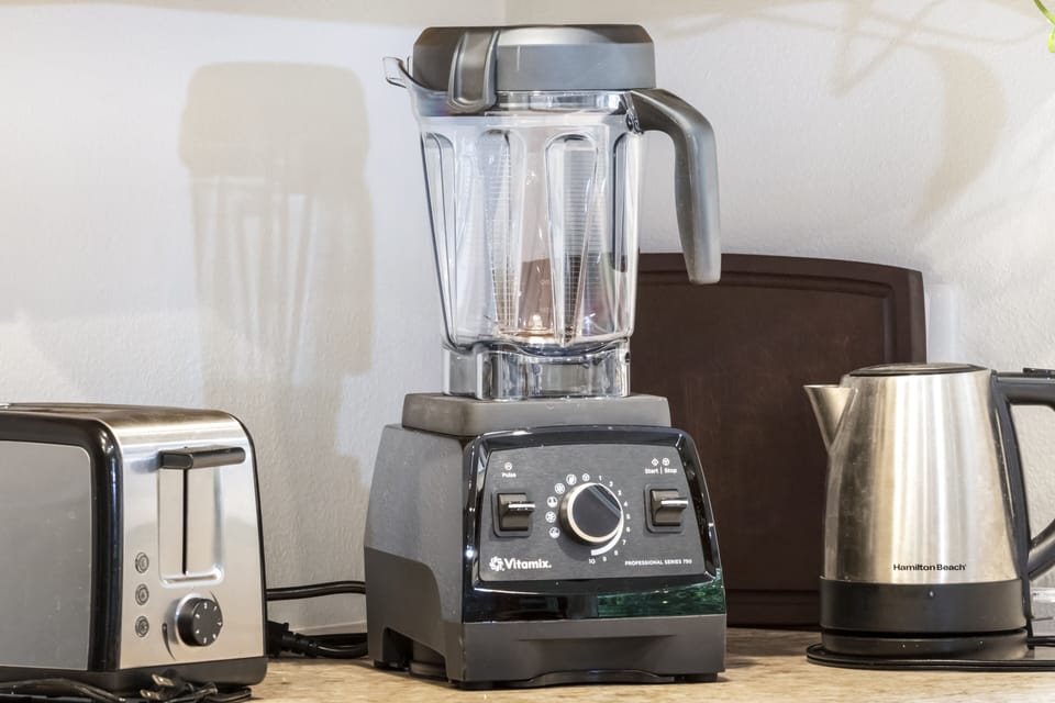 Kitchen w/ vitamix blender, 4 slice toaster, electric kettle, etc.