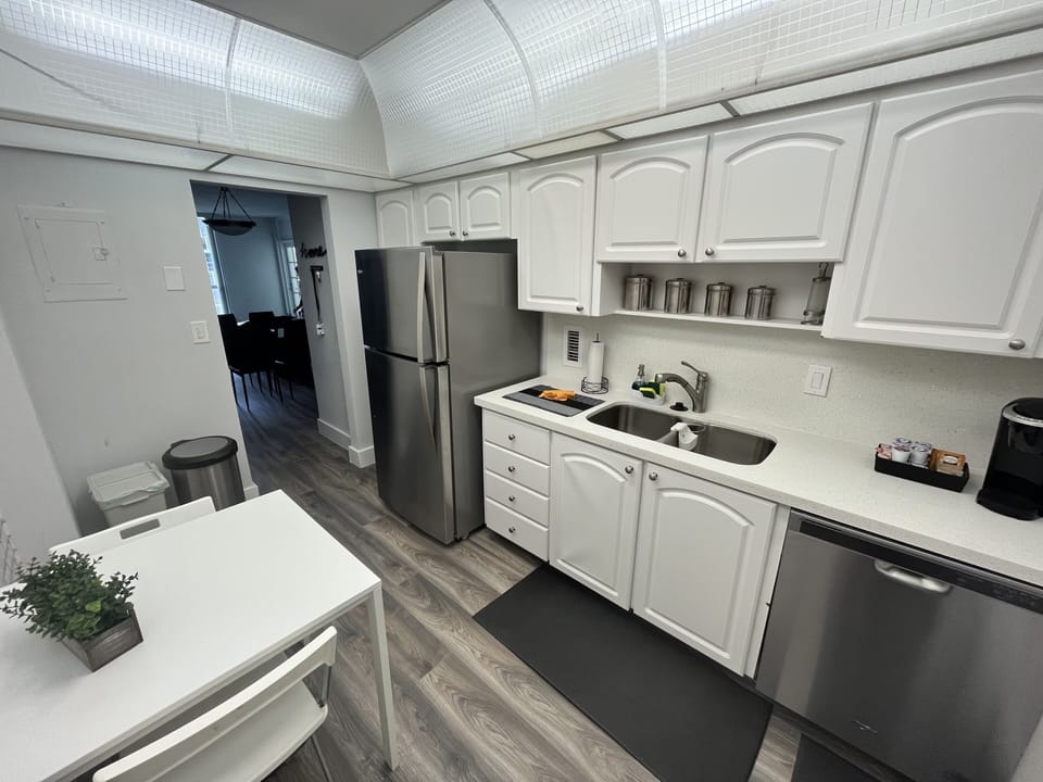 New refrigerator, diswasher, cooktop and countertop