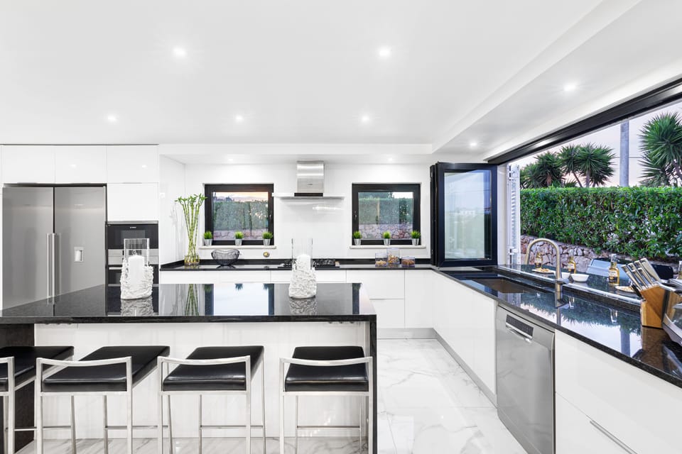 While someone is cooking at the outdoor you can open all window and socialize.