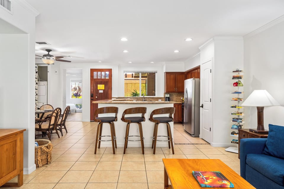 Full kitchen with breakfast bar