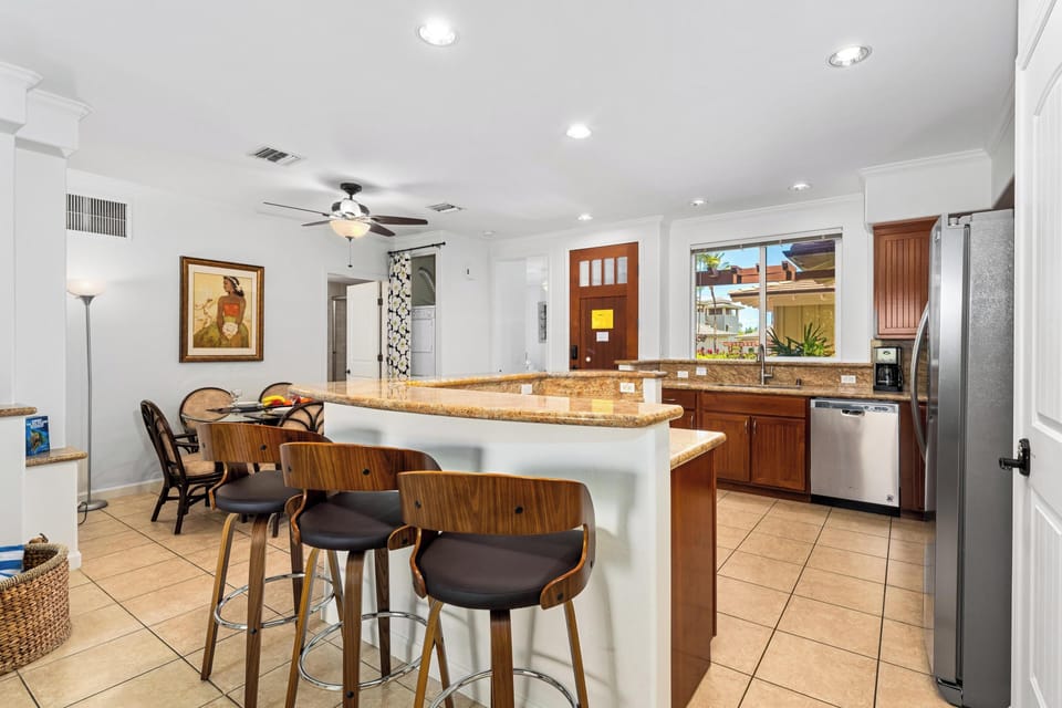 Full kitchen with breakfast bar