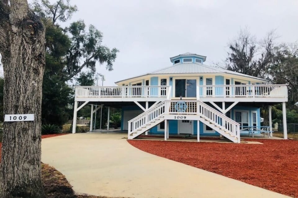 Luxury Home w/ Full Gameroom downstairs in heart ❤️ of 
Downtown Steinhatchee