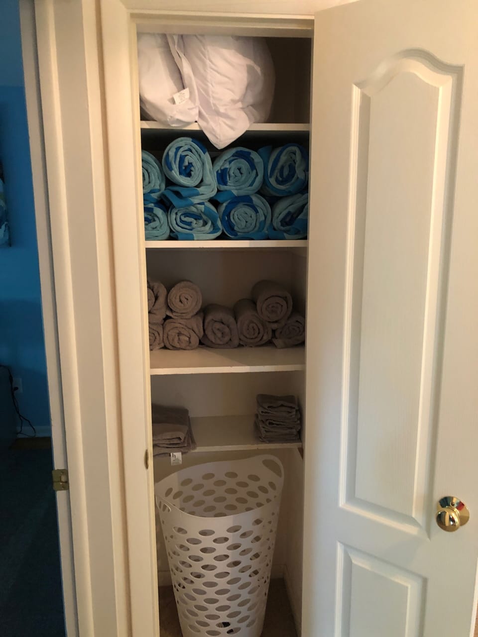 A full set of pool towels, shower towels/wash cloths, and additional pillows. 