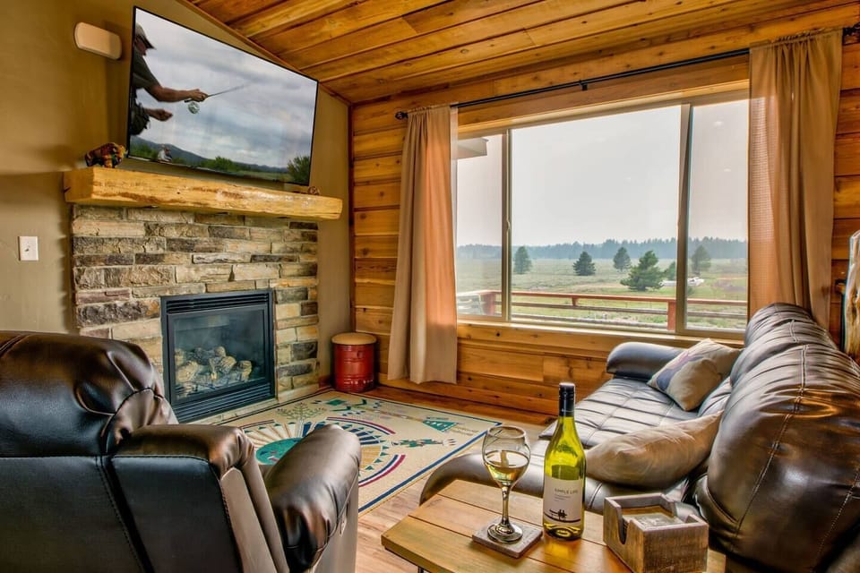 Upstairs living room, great view to the West