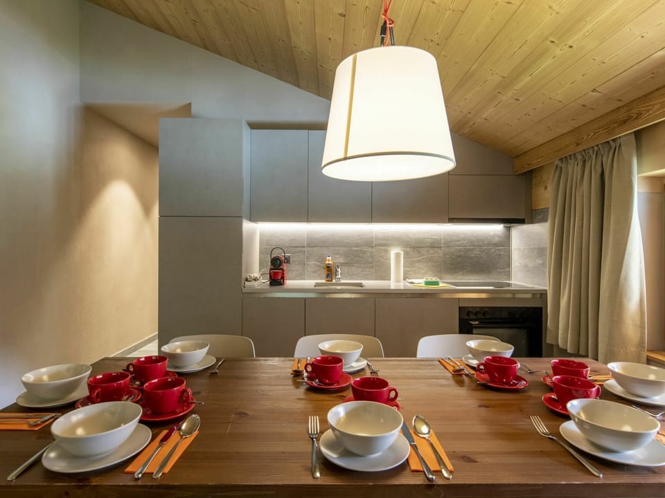 Tableware, Property, Table, Dishware, Countertop, Cabinetry, Drinkware, Orange, Plate, Lighting