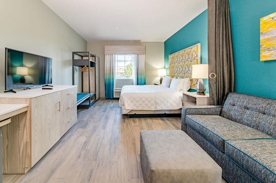 Modern King Hotel Suite image 2