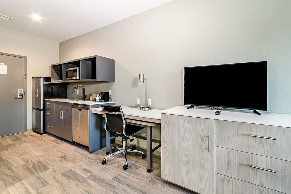 Modern King Hotel Suite image 3