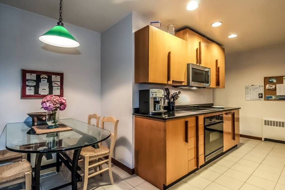 Kitchen dining area that overlooks the back deck. 