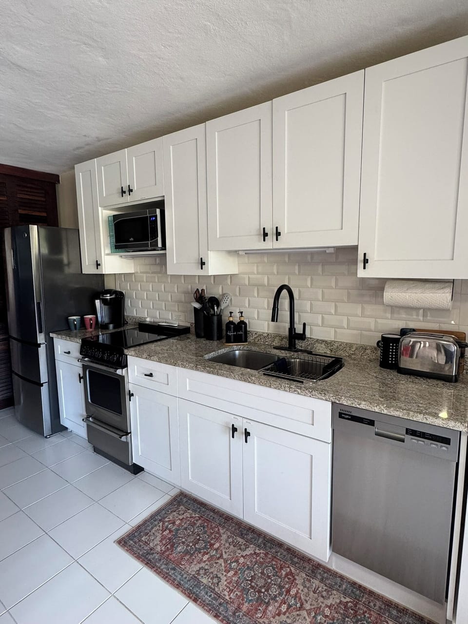 Fully equipped kitchen with dishwasher.