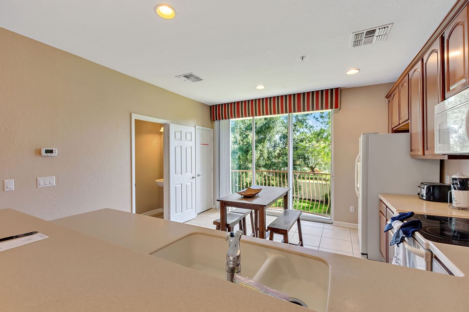 Fully equipped kitchen with breakfast bar