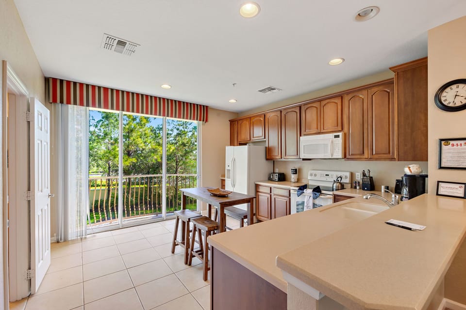 Fully equipped kitchen with breakfast bar