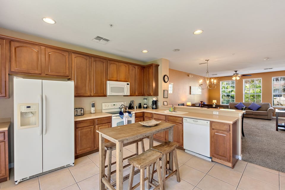 Fully equipped kitchen with breakfast bar