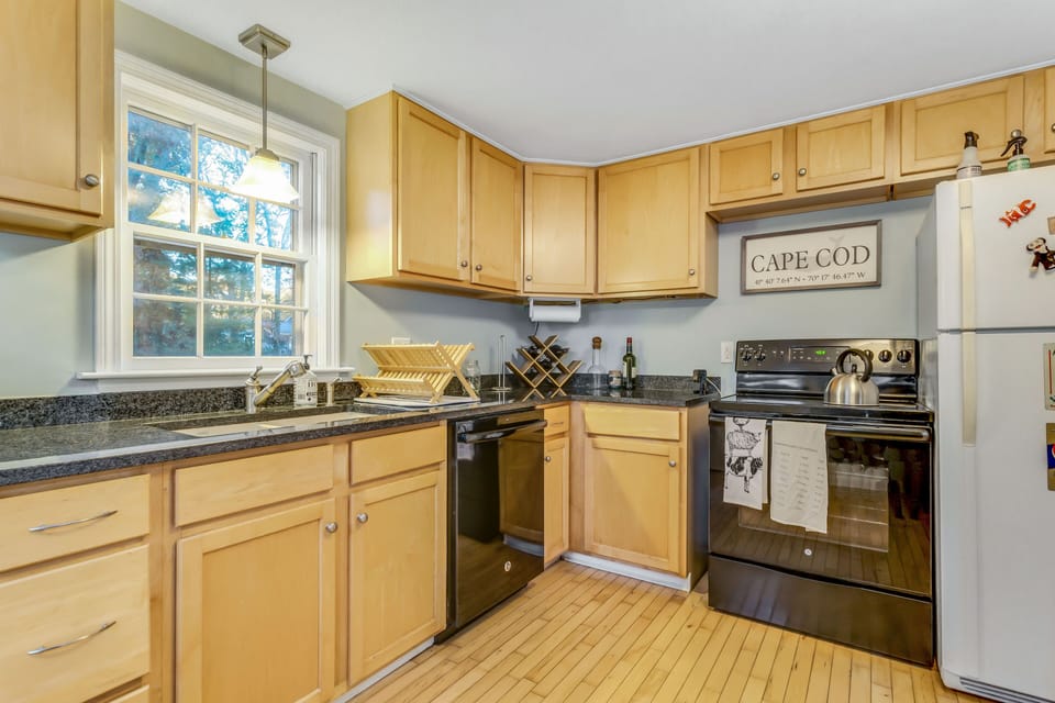 Fully equipped kitchen with dishwasher