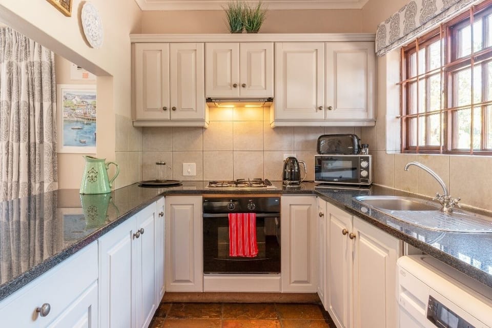 Kitchen, Hob, Microwave, oven, washing machine.